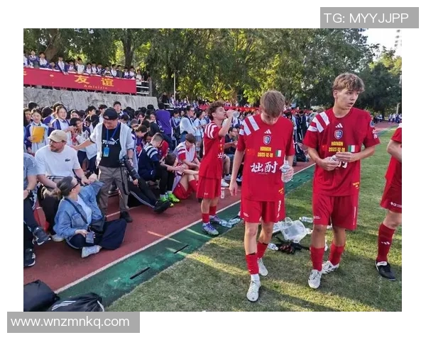在足球场上留下青春的印记与激情的自拍瞬间 在足球场上留下青春的印记与激情的自拍瞬间